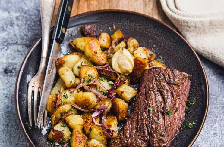 onglets de boeuf compotée doignons dattes